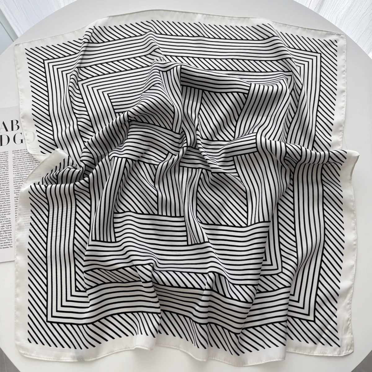 ดอกไม้พิมพ์ผ้าพันคอสแควร์Elega - Ascot Neck Scarf บทวิจารณ์และราคา